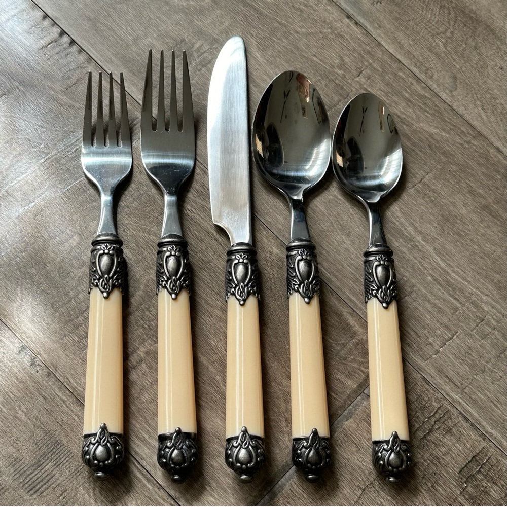 Hampton Silversmith San Remo Ivory Stainless Flatware, Set of 20 Pcs, HALF NEW